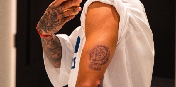 有点小帅，恩佐把世俱杯奖杯纹到了左臂上